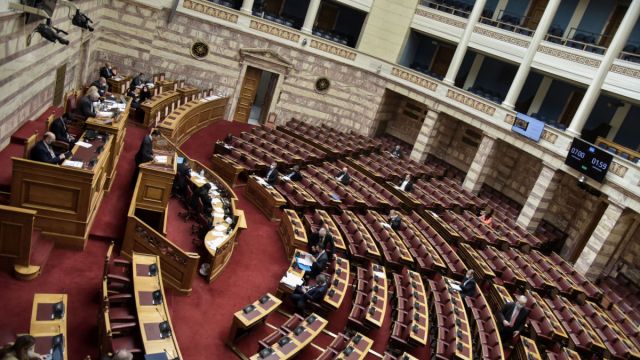 Βουλή: Κατατέθηκε η τροπολογία για το επίδομα 250 ευρώ σε χαμηλοσυνταξιούχους και ΑΜΕΑ 