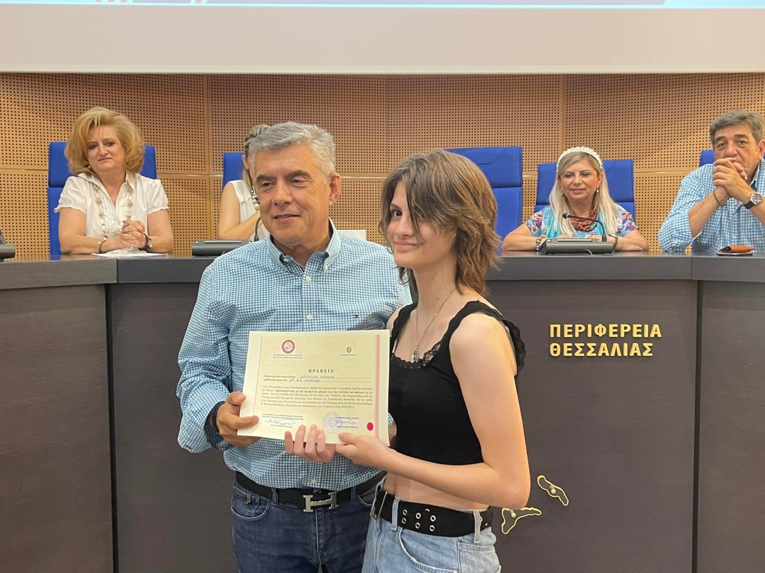 Η μαθήτρια Νεφέλη Μπλέτσα παίρνει το βραβείο από τον Περιφερειάρχη Θεσσαλίας Κώστα Αγοραστό