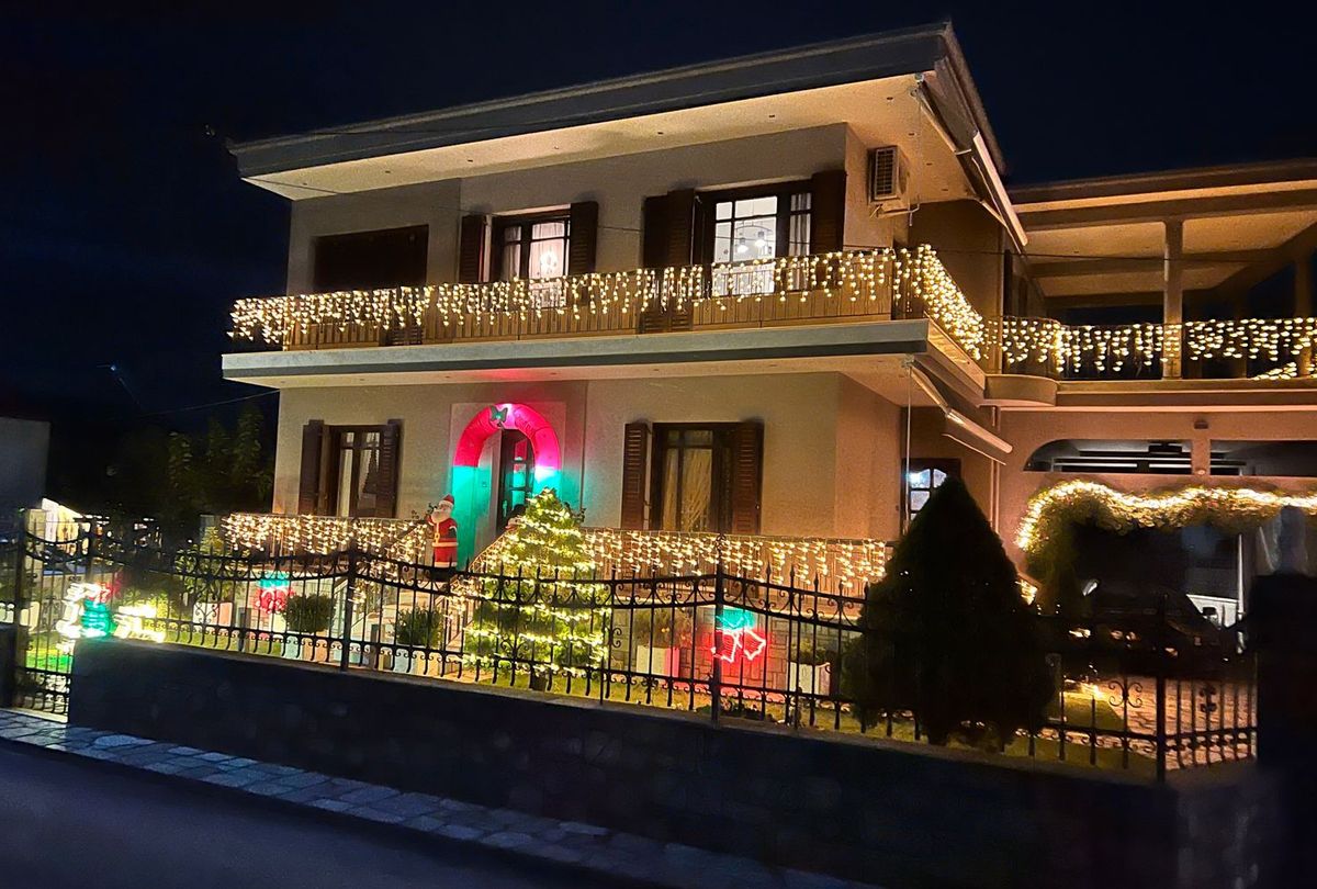 Ένα από τα πιο λαμπερά σπίτια την περίοδο των Χριστουγέννων στην Οιχαλία