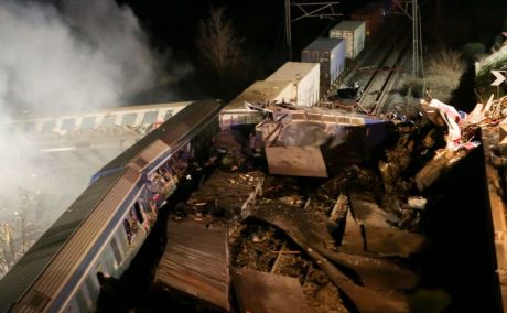 Εθνική τραγωδία: 38 νεκροί και δεκάδες τραυματίες σε συγκρουση τρένων στα Τέμπη