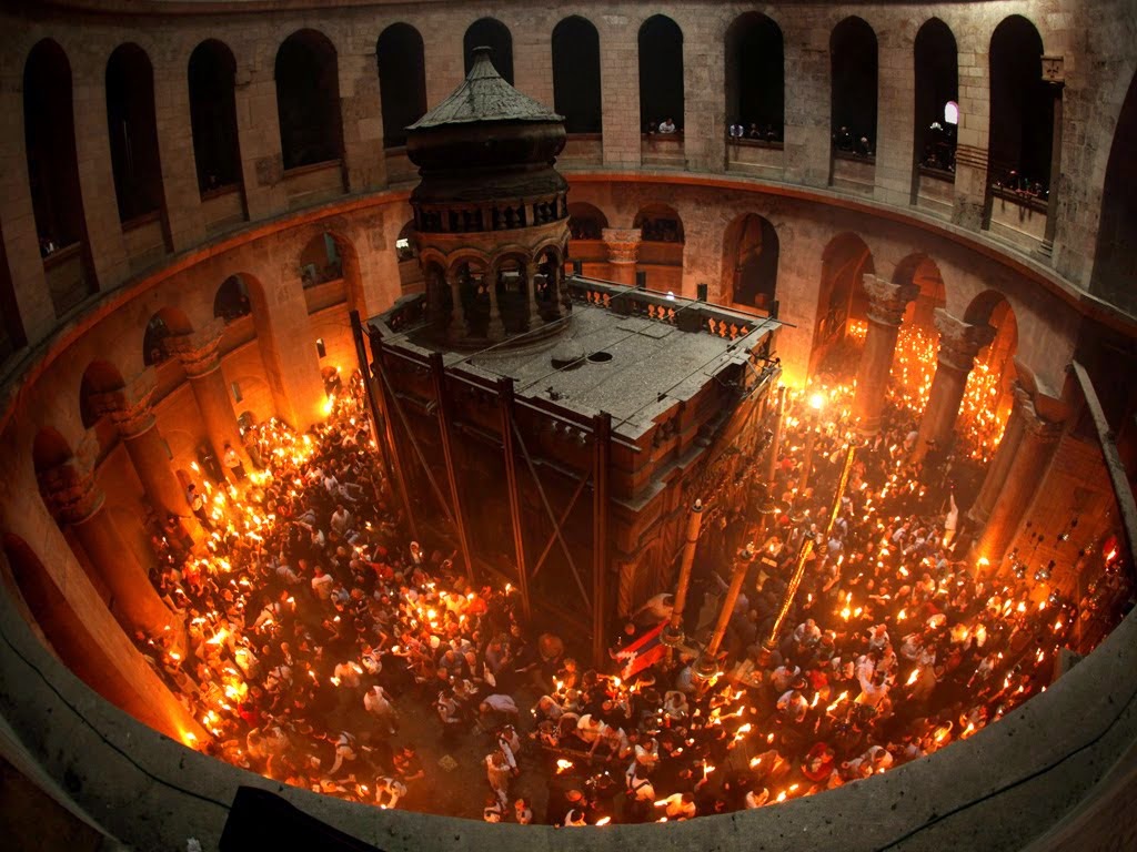 Άγιο Φως: Με λαμπρότητα η Τελετή Αφής στον Πανάγιο Τάφο