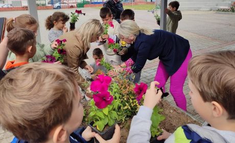 Φύτεψαν λουλούδια και ομόρφυναν την αυλή τους στο 2ο δημοτικό σχολείο Οιχαλίας   