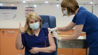 Ο πρώτος εμβολιασμός στην Ελλάδα είναι γεγονός