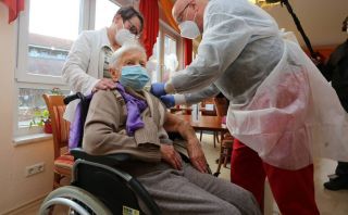 Μια γυναίκα 101 ετών, ο πρώτος άνθρωπος που εμβολιάστηκε στη Γερμανία