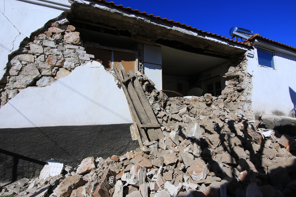 Κτίριο που επλήγη από τον σεισμό στην Ελασσόνα